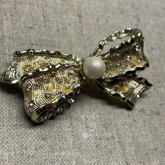 Coro Bow Rhinestone Brooch - Picture 2 of 5